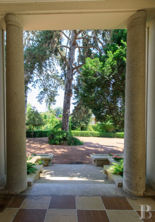En Saône-et-Loire, à Mâcon, une villa et son jardin entièrement de style Art déco - photo  n°6